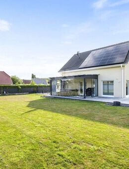 Dein modernes Traumhaus mit Pool, Garten, Solarmodulen & Panoramablick inklusive! - Regesbostel