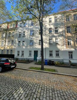 Ruhig gelegene Erdgeschoss 2 Zimmer-Küche-Bad Wohnung, Bad m. Wanne u. Fenster - Zeitz