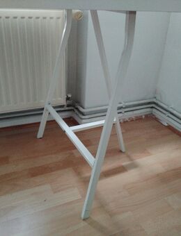 IKEA weißer Schreibtisch mit Gestell - Berlin