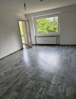 RENOVIERTE UND WUNDERSCHÖN HELLE 2-ZIMMER WOHNUNG IN IDEALER LAGE MIT BLICK INS GRÜNE! - Sachsen (Ansbach)