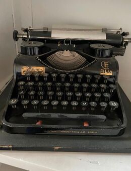 historische Schreibmaschine. Olympia Modell namens "Filia" - Bad Endbach