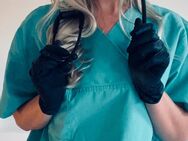 Lack und Latexhandschuhe getragen von Krankenschwester Jana - Leipzig