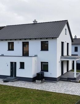 Modernes Einfamilienhaus mit 2 Garagen und schönem Garten in Maxhütte-Haidhof - Maxhütte-Haidhof