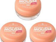 Essence Foundation NATURAL MATTE MOUSSE FOUNDATION, mit Clean-Beauty-Textur