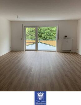 Charmante Singlewohnung mit viel Platz ... Balkon ... Abstellraum ... Stellplatz! - Bischofswerda
