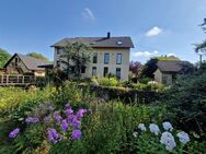 Wunderschönes Wohnhaus im Grünen, mit Garagen und einem Gartenhaus in Lichtenberg zu verkaufen! - Lichtenberg (Erzgebirge)