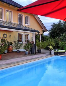 Repräsentative Villa mit uneinsehbarem Außenbereich, Pool sowie Ausbaupotential f. Gewerbehalle - Scheyern
