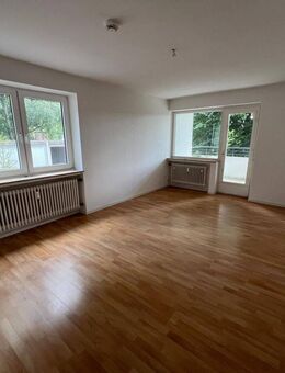 Attraktive 2-Zimmer-EG-Wohnung (ca. 60,67 m²) mit sonniger Loggia, Tageslichtbadezimmer, Keller u.v.m. - Selb