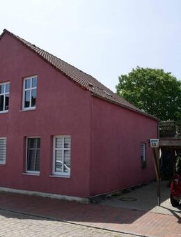 Vermietetes Zweifamilienhaus in guter Lage - ideale Investitionsmöglichkeit für Kapitalanleger - Brunsbüttel