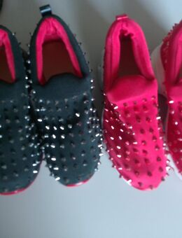 Turnschuhe schwarz rot mit Stacheln neu nur einmal kurz getragen bzw. anprobiert 38 39 Sportschuhe - Parchim