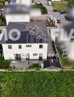 Moderne Doppelhaushälfte mit Wärmepumpe, PV-Anlage und Garten in Maxhütte-Haidhof - Maxhütte-Haidhof