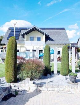 Modernes Einfamilienhaus mit beheiztem Pool: Spitzenenergieeffizienz mit nur 12 kWh/m² - Bernstadt
