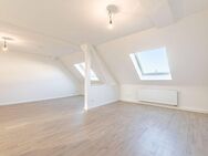 Viel Tageslicht & schöne Aussicht: Bezugsfertige Dachgeschosswohnung mit modernem Wannenbad - Leipzig