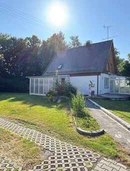 Einfamilienhaus mit Charme, einem großem Garten und einer Garage im Untergeschoß - Wehringen