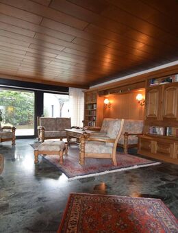 ZU VERKAUFEN: Einfamilienhaus auf ca. 1.300 m² Grundstück am Südufer mit Pool, Sauna und Blick über den Möhnesee - Möhnesee