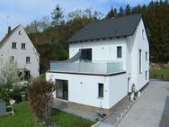 Neuwertiges, energieeffiziente Einfamilienhaus mit PV-Anlage, Sauna, großem Balkon und Grundstück zu verkaufen. - Roth (Bayern)