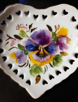 Bezauberndes zartes altes Porzellanschälchen in Herzform mit handgemalten Blumenmotiven und Goldrand - Niederfischbach