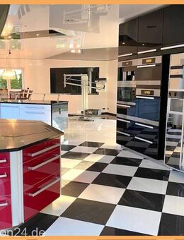 Stilvolles 241 qm Einfamilienhaus mit Luxusausstattung und großer 100 qm Garage für Autoenthusiasten - Schwabach