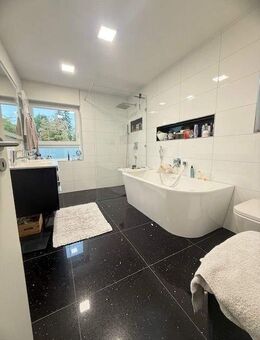 Schönes modernes Mehrfamilienhaus mit Erweiterungspotential im beliebten Oberasbach - Oberasbach