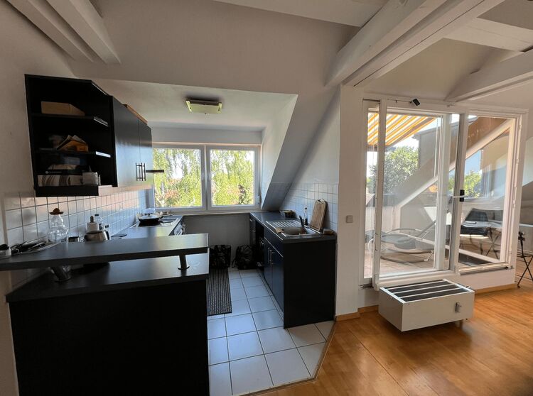 Lichtdurchflutete 3-Zimmer-Dachgeschosswohnung mit Süd-Loggia, Stellplatz & Einbauküche – Bezug ab 01.01.2026 möglich! - Nürnberg