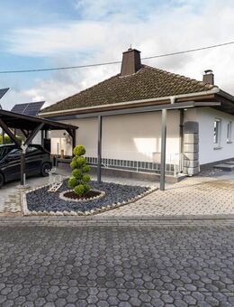 Modernes Einfamilienhaus mit Einliegerwohnung und Garagen - Heilberscheid