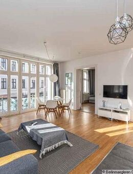 Lichtdurchflutete Altbauwohnung mit Süd-Balkon und Aufzug im Simon-Dach-Kiez - Berlin