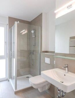 Lichtdurchflutete 5-Zimmer-Wohnung mit stilvoller Einbauküche, zwei Bädern und großem Balkon - Bad Friedrichshall