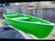 Angelboot 4,20 Meter lang und 1,30 Meter breit mit Stauräumen und Heku Trailer mit wasserdichter Radnabe zu verkaufen. Preis 800 Euro. Tel.Nr.01729011398 - Kirchhundem