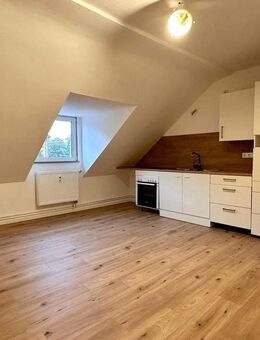 Helle 2-Zimmer-Dachgeschosswohnung mit Einbauküche - frisch renoviert - Kiel
