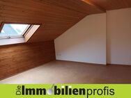 41002 - Dachgeschosswohnung mit Einbauküche im Stadtzentrum - Hof