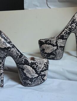 Gr. 36 - 39, sexy Plateau High Heels, "snake" schwarz-weiß - Sergio Todzi - Bruchköbel