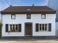 Freistehendes Altbau-Einfamilienhaus mit Einliegerwohnung, Lager, drei Garagen und großem Grundstück - Düsseldorf