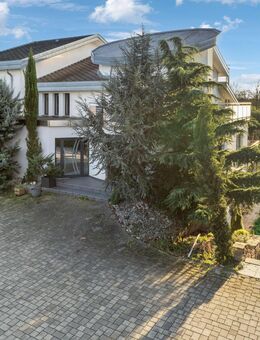 Wohnkomfort trifft Geschäftspotenzial: Traumvilla mit Gewerbefläche und Lagerhalle in Ottersweier - Ottersweier