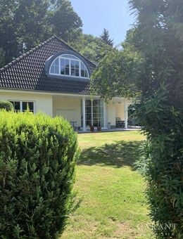 Stadtvilla im Bungalow-Stil mit Einliegerwohnung und parkähnlichem Grundstück in Hainichen (Sa.) - Hainichen (Sachsen)