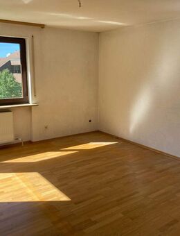 Hübsche 3,5 Zimmer ETW mit Westbalkon, Parkettböden, TG, oberstes Stock, tolle Aussicht, ruhige Lage - Bamberg