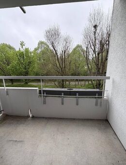 Gemütliche 2,5-Zimmer-Wohnung mit Balkon und Einbauküche in ruhiger, naturnaher Umgebung. - Ludwigsburg