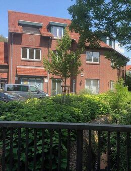 Wohnen am Park: Attraktive und helle 4-Zimmer-Stadtwohnung mit zwei Loggien - Schleswig