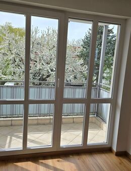 Lichtdurchflutet, Blick in die Stadt u. bis Radebeul, sonnige freie 2-RW mit West-Balkon u. Einbauküche in Dresden Briesnitz - Dresden