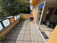 Attraktive Wohnung, hell mit dachterrassenähnlichem Balkon - Germering