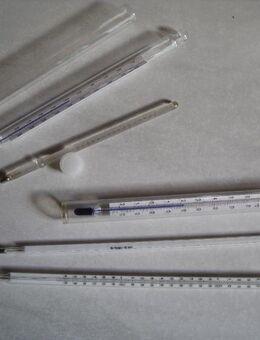 Verschiedene Thermometer und Laborgläser zu verkaufen - Wesseling