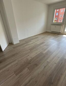 3. OG / Südbalkon / Laminat / Bad mit Fenster / ...in Reichenbrand ! - Chemnitz