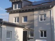 Neubau Dachgeschoßwohnung mit Balkon in Drei-Parteien-Haus - Schifferstadt