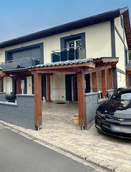 Stilvolles Einfamilienhaus mit Garten, Garage und großer Terrasse. - Roxheim