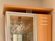 Vitrine aus Holz mit Glastür in Tettnang - Tettnang