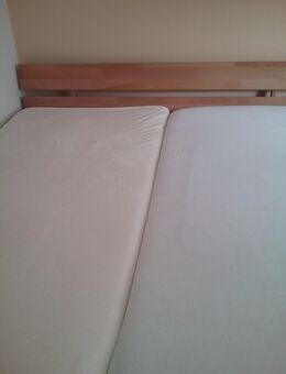 Doppelbett gestellt mit Matrazen und Lattenrosten. - Buchloe