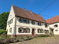 Historischer Dreiseithof mit angrenzenden landwirtschaftlichen Flächen - Gerhardsbrunn