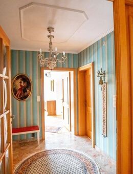 Charmantes Zweifamilienhaus mit Charakter, großem Garten und zwei Garagen in Geisenfeld - Geisenfeld