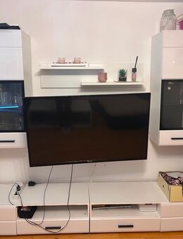 7teilige Wohnwand mi LED und Glas 4 Hängeschränke - Maße 110x38,5x34 Zwischenregal 2 Kommoden - Ravensburg