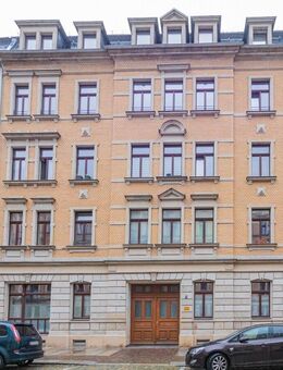 Komfortable Wohnung in mondänem Altbau in Elbnähe. Balkon, Parkett, und Tageslichtbad mit Wanne. - Dresden