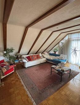 Helle 2-Zimmer-Dachgeschosswohnung mit Einbauküche - vermietetes Investment mit Charme - Hofheim (Taunus)